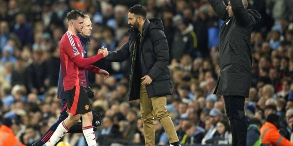 太玄幻！8分分差3轮抹平，曼联反超利物浦，阿莫林真比斯洛特牛